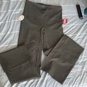 Women's Spanx Booty Boost Flare Yoga size medium tall
BNWT